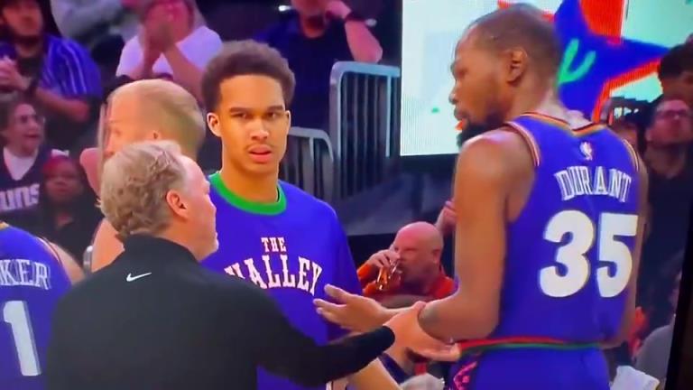 下课导火索？主帅布登此前抓住KD手臂要说什么，被一把甩开！